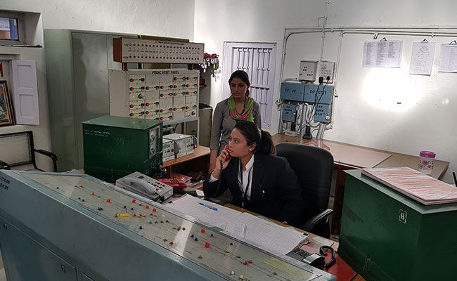 aaj ki naari_women crew railway station