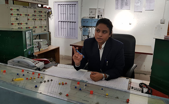 aaj ki naari_women crew railway station